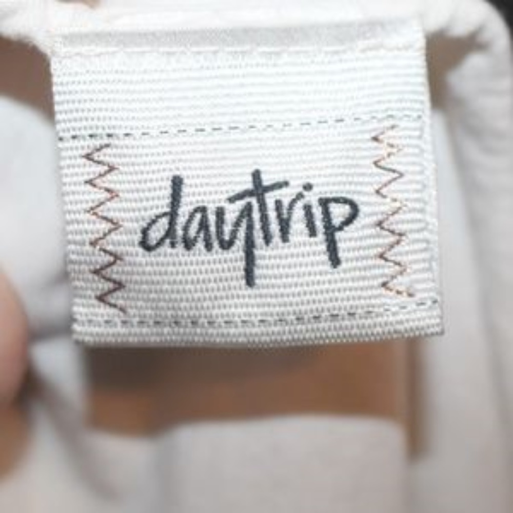 |DAYTRIP| Cold Shoulder Top Size S - Picture 7 of 8